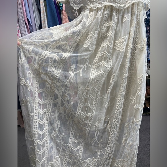 Everyday Chic Boutique FLORAL LACE MAXI, CREAM DRESS. Size Small. - Picture 10 of 14